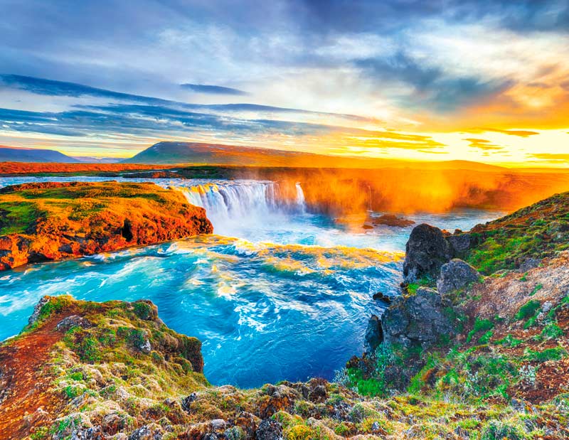 Календарь квартальный на 2026 год, 3 блока 3 гребня с курсором, металл+объем 295*720мм. Рассвет над водопадом